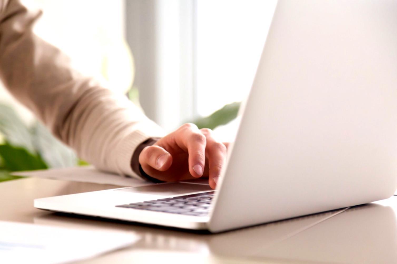 Estudiante trabajando en desarrollo de juegos móviles con Python en múltiples dispositivos